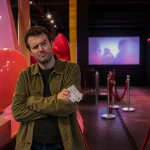 Spectateur agacé dans un hall de cinéma inspiré de I Want Your Sex