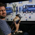Spectateur agacé devant une séance inspirée du film Les Gendarmes